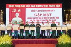 Báo Người Lao Động nhận Bằng khen của Bộ Tư lệnh Quân khu 7