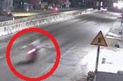 Clip: Phóng xe máy như tên bay vào ô tô, tài xế gặp đại nạn