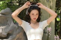 Nữ blogger có eo 'siêu thực' bất chấp ăn như 'hùm'