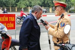 Uống vài chén rượu trong tiệc liên hoan 8/3, người đàn ông bị phạt 5 triệu đồng