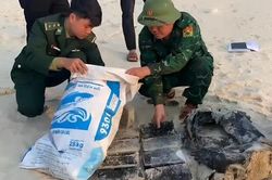 Hơn 20kg tinh thể nghi ma túy trôi dạt vào bờ biển