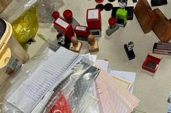 Bắt nghi phạm làm giả từ sổ đỏ đến bằng cử nhân, tiến sĩ