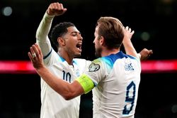 Dàn sao tuyển Anh bùng nổ tại Champions League