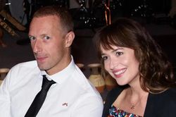 Sao phim '50 sắc thái' Dakota Johnson và trưởng nhóm Coldplay đính hôn sau 6 năm hẹn hò
