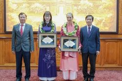 Thừa Thiên Huế vinh danh 2 người nước ngoài tiêu biểu