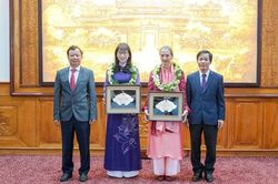 Hai phụ nữ nước ngoài được tặng danh hiệu Công dân danh dự Thừa Thiên Huế