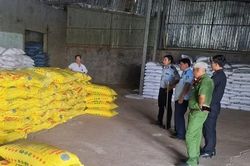 Quản lý Thị trường tạm giữ 65 tấn phân bón thành phẩm do vi phạm về nhãn mác