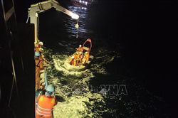 Đưa về bờ an toàn thuyền viên bị lật thúng trên biển