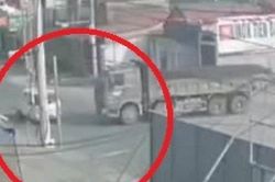 Clip: Xe 'hổ vồ' tông xe tải bẹp đầu vì tài xế không ai nhường ai