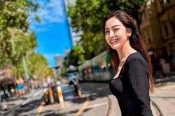 Jennifer Phạm 'thả dáng' dạo phố, visual mẹ 4 con như 'lão hóa ngược'