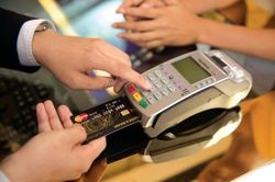 Thanh toán không dùng tiền mặt: Cây ATM giảm, điểm chấp nhận thanh toán POS tăng