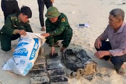 Ma túy trôi dạt bờ biển