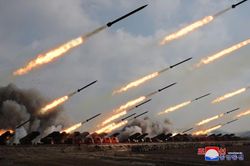 Ông Kim Jong Un chỉ đạo cuộc tập trận pháo binh lớn của Triều Tiên
