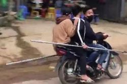 Nhóm thiếu niên mang 'phóng lợn' náo loạn đường phố ở Hòa Bình