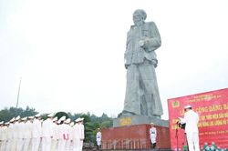 Công an tỉnh Nghệ An dâng hoa, dâng hương tưởng niệm Chủ tịch Hồ Chí Minh và cố Bộ trưởng Trần Quốc Hoàn