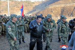 Ông Kim Jong-un chỉ đạo tập trận pháo binh ở tiền tuyến