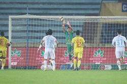 Cựu sao HAGL 'biếu' 2 quả phạt đền, Thanh Hóa hòa nghẹt thở Nam Định