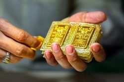 Vàng SJC áp sát 82 triệu đồng, vàng nhẫn tiệm cận 70 triệu đồng