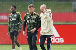 Ten Hag đổ lỗi cho đội ngũ y tế khi MU đang trở thành một 'bệnh viện'