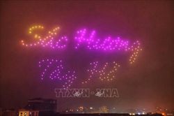 Lung linh màn trình diễn ánh sáng với 300 drone tại quận Tây Hồ