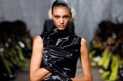 Màn ra mắt Alexander McQueen của tân Giám đốc sáng tạo gây tranh cãi