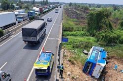 Hiện trường vụ xe khách lật nhào khỏi cao tốc TP. Hồ Chí Minh - Trung Lương