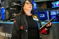 Nasdaq bốc hơi khi Nvidia sụt giảm; Dầu hạ vì nhu cầu ảm đạm ở Trung Quốc