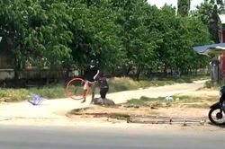 Dùng dao sát hại vợ cũ dã man trước mặt con trai