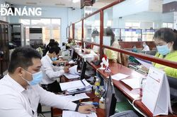 Bảo vệ cán bộ bằng thể chế