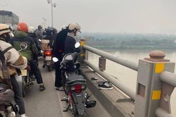 Hà Nội: Tìm kiếm thanh niên bỏ lại xe máy, nghi nhảy cầu Thanh Trì tự tử