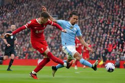 Man City hòa Liverpool, Arsenal giữ ngôi đầu bảng