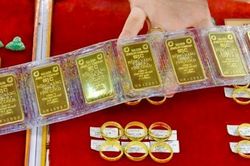 Giá vàng SJC hạ nhiệt, vàng nhẫn tròn cao chót vót