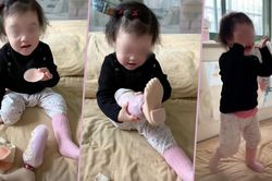 Bé gái 2 tuổi gây xúc động vì khoảnh khắc tự đeo chân giả