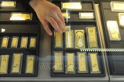 Sức mua của Trung Quốc tạo đà cho giá vàng tăng lên mức kỷ lục mới