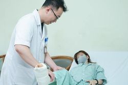 Hàng chục bác sĩ cứu cô gái 35kg bị xe tải 1,5 tấn cán qua người