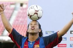 CĐM phát sốt với video Ronaldinho tâng bóng với cậu bé sau này trở thành cầu thủ hay nhất lịch sử