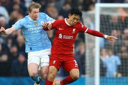 Ngôi sao Nhật Bản giúp Liverpool lấn lướt Man City, De Bruyne cũng phải toát mồ hôi