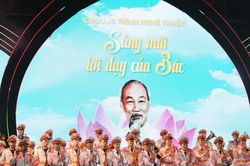 Ngưỡng mộ màn biểu diễn của kị binh trong chương trình nghệ thuật 'Sáng mãi lời dạy của Bác'