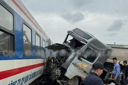 Tàu hỏa trật bánh sau va chạm xe đầu kéo