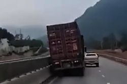 Tài xế xe container đi vào đường cấm, đâm ô tô tuần tra của CSGT