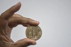 Đồng bitcoin thiết lập kỷ lục mới, lần đầu vượt mốc 71.000 USD