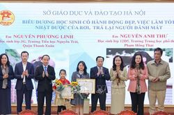 Biểu dương hai học sinh Hà Nội nhặt được của rơi trả lại người đánh mất