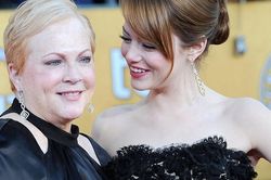 Nữ diễn viên chính xuất sắc nhất Oscar 2024 Emma Stone: Mẹ là người tuyệt vời nhất