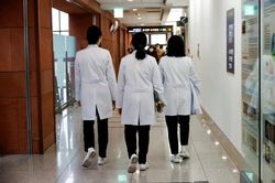 Hàn Quốc triển khai bác sĩ quân y và y tế cộng đồng để chăm sóc các bệnh nhân bị ảnh hưởng bởi đình công