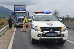 CSGT bắt giữ tài xế xe đầu kéo chống đối, bỏ chạy trên cao tốc