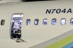 Mỹ điều tra hình sự vụ bung cửa máy bay Boeing