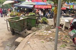 Vườn hoa khu dân cư bị biến thành nơi đổ rác