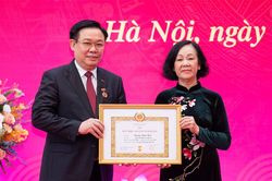 Chủ tịch Quốc hội Vương Đình Huệ nhận Huy hiệu 40 năm tuổi Đảng