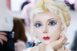 Bức ảnh Viên Vịnh Nghi chụp cùng 'Barbie số 1 Trung Quốc' gây chấn động cõi mạng