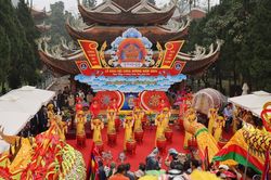 Góc nhìn: Đi qua 'tháng lễ hội'